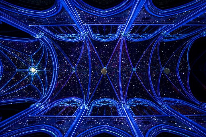 Oppslukende lysshow "Light of Creation" inne i Wiens Votivkirken, foto 12 | wizardtrip