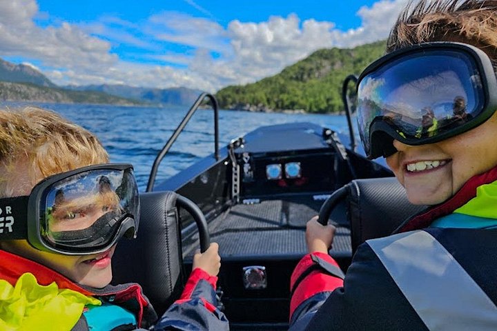 Spannende RIB-boottour door de Noorse Lysefjord, met dramatische kliffen en de Preikestolen nabij Stavanger, foto 6 | wizardtrip