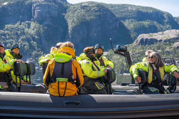 Spannende RIB-boottour door de Noorse Lysefjord, met dramatische kliffen en de Preikestolen nabij Stavanger, foto 22 | wizardtrip