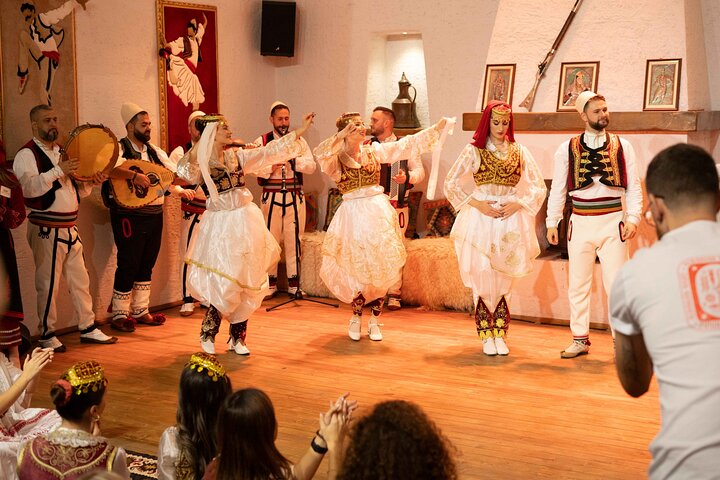 Spectacle Albanais : Musique, Danse & Dîner Traditionnels à Tirana | wizardtrip