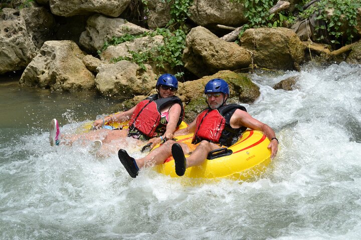River tubing eventyr i Jamaicas jungle med strandafslapning og transport, foto 7 | wizardtrip