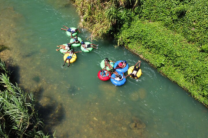 River tubing eventyr i Jamaicas jungle med strandafslapning og transport, foto 12 | wizardtrip