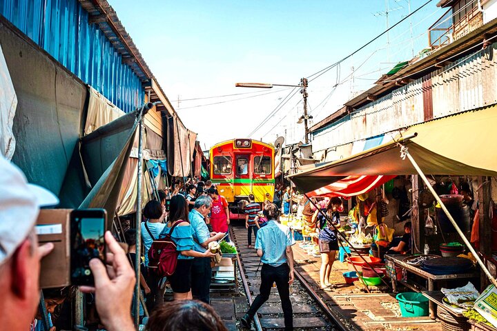 バンコク、タイの水上マーケットと列車マーケットでの列車通過とボートトリップを体験してください、写真17 | wizardtrip