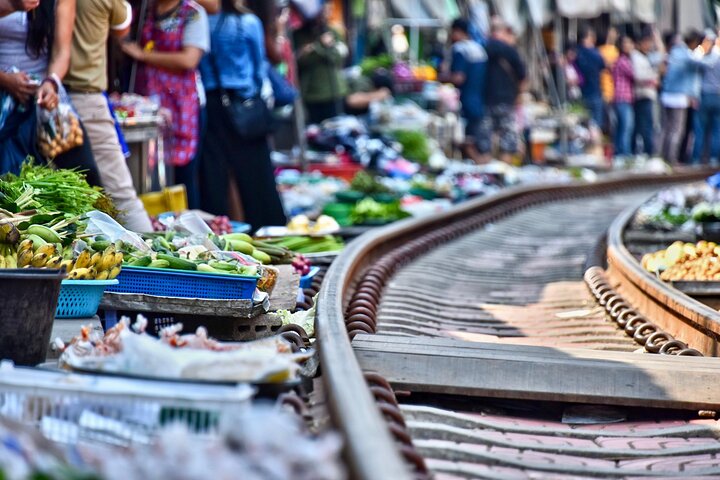 バンコク、タイの水上マーケットと列車マーケットでの列車通過とボートトリップを体験してください、写真26 | wizardtrip