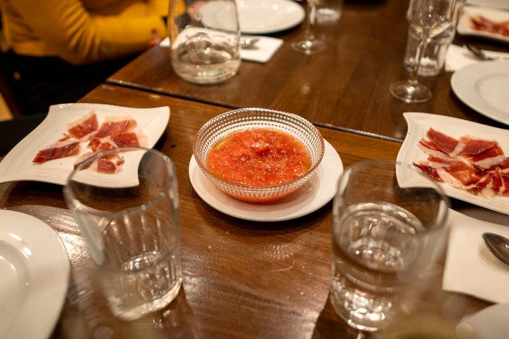 En lille gruppe nyder en mad- og vintur i Madrid, smager tapas og lokale specialiteter, foto 8 | wizardtrip