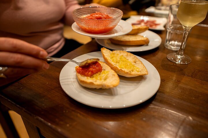 En lille gruppe nyder en mad- og vintur i Madrid, smager tapas og lokale specialiteter, foto 9 | wizardtrip