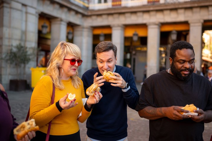 En lille gruppe nyder en mad- og vintur i Madrid, smager tapas og lokale specialiteter, foto 11 | wizardtrip
