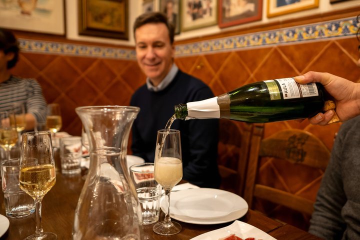 En lille gruppe nyder en mad- og vintur i Madrid, smager tapas og lokale specialiteter, foto 12 | wizardtrip