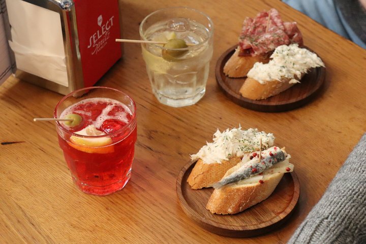 Venice food tour tasting cicchetti and drinking spritz in Cannaregio, photo 8 | wizardtrip