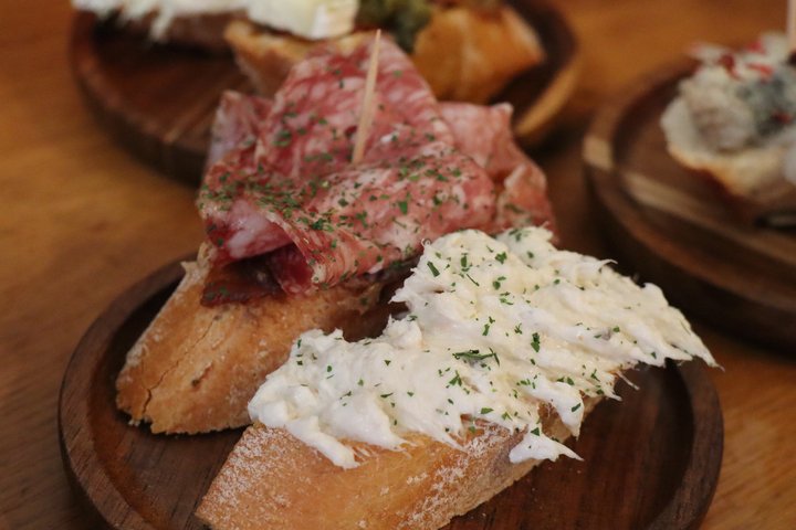 Venice food tour tasting cicchetti and drinking spritz in Cannaregio, photo 10 | wizardtrip