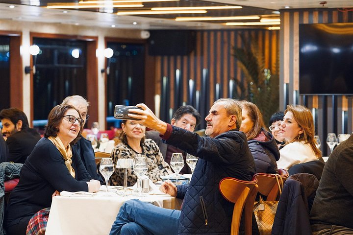 Luxe diner cruise op de Bosporus in Istanbul, met iconische bezienswaardigheden en entertainment aan boord, foto 6 | wizardtrip