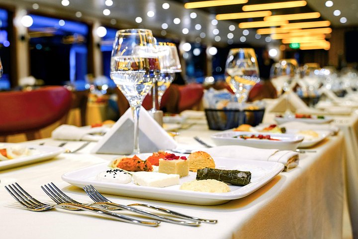 Luxe diner cruise op de Bosporus in Istanbul, met iconische bezienswaardigheden en entertainment aan boord, foto 11 | wizardtrip