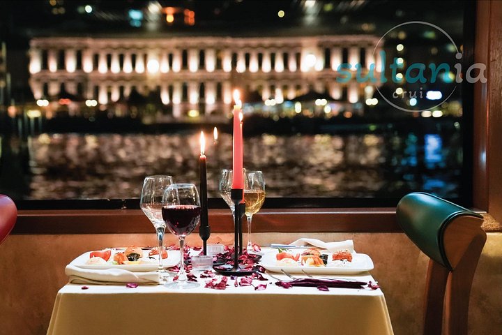 Luxe diner cruise op de Bosporus in Istanbul, met iconische bezienswaardigheden en entertainment aan boord, foto 19 | wizardtrip