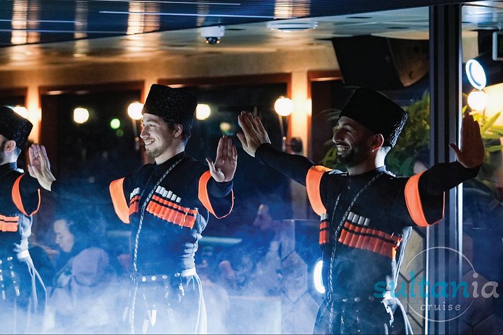 Luxe diner cruise op de Bosporus in Istanbul, met iconische bezienswaardigheden en entertainment aan boord, foto 35 | wizardtrip