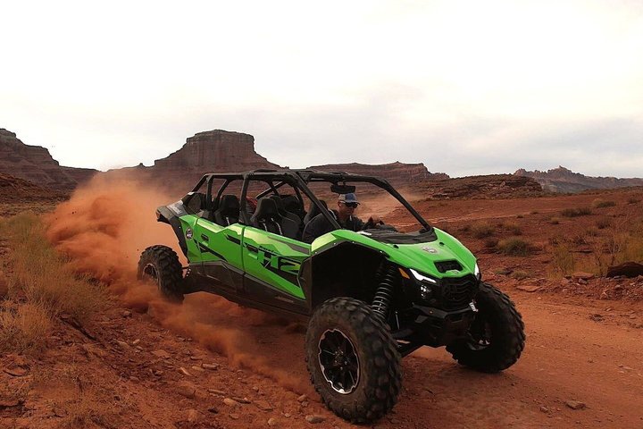 モアブUTV 4x4オフロードツアー、赤い岩の上、恐竜の足跡あり、写真6 | wizardtrip