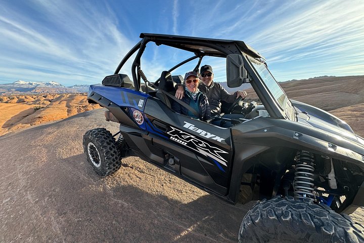 モアブUTV 4x4オフロードツアー、赤い岩の上、恐竜の足跡あり、写真8 | wizardtrip