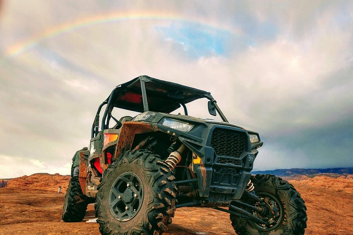 モアブUTV 4x4オフロードツアー、赤い岩の上、恐竜の足跡あり、写真11 | wizardtrip