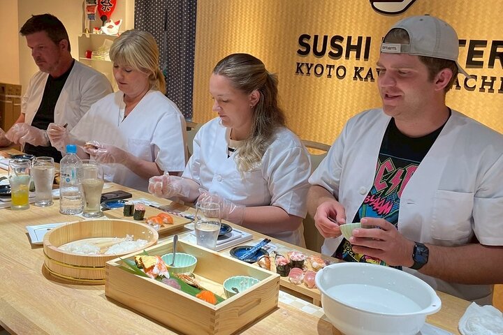 Lær å lage sushi i Kyoto med et praktisk kurs, perfekt for alle ferdighetsnivåer, foto 14 | wizardtrip