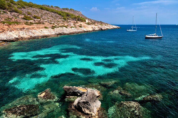 Tour in barca delle Isole Egadi (Favignana e Levanzo) da Trapani, Italia, con nuoto e pranzo, foto 9 | wizardtrip