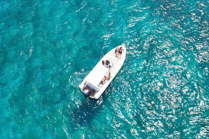 Tour in barca delle Isole Egadi (Favignana e Levanzo) da Trapani, Italia, con nuoto e pranzo, foto 16 | wizardtrip