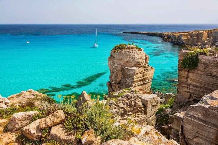 Tour in barca delle Isole Egadi (Favignana e Levanzo) da Trapani, Italia, con nuoto e pranzo, foto 17 | wizardtrip