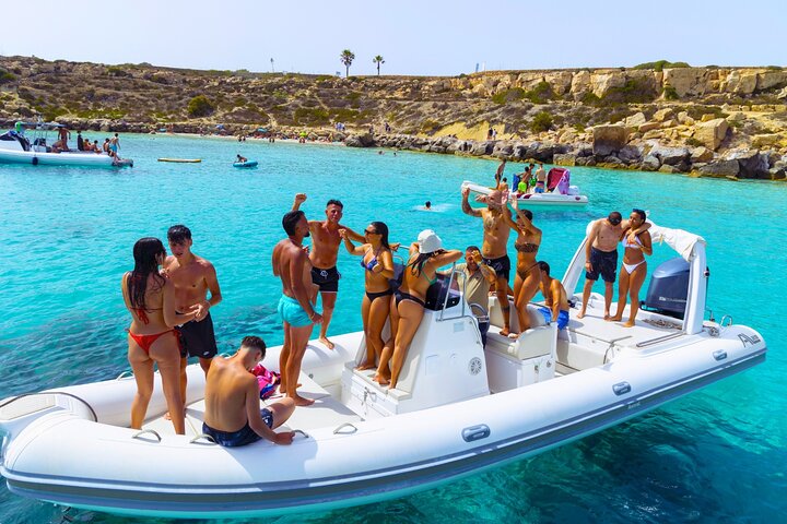 Tour in barca delle Isole Egadi (Favignana e Levanzo) da Trapani, Italia, con nuoto e pranzo, foto 27 | wizardtrip