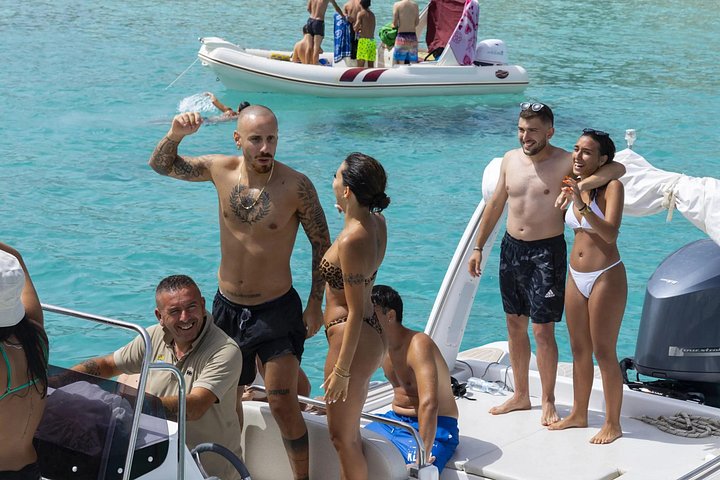Tour in barca delle Isole Egadi (Favignana e Levanzo) da Trapani, Italia, con nuoto e pranzo, foto 31 | wizardtrip
