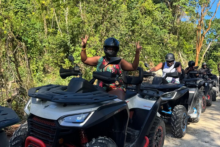 ATV-ryttere navigerer på mudrede junglestier med naturskønne jamaicanske bakker i baggrunden, foto 2 | wizardtrip
