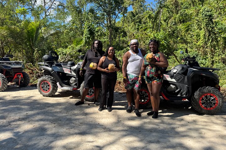 ATV-ryttere navigerer på mudrede junglestier med naturskønne jamaicanske bakker i baggrunden, foto 3 | wizardtrip
