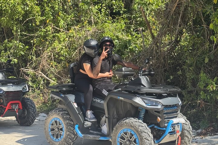 ATV-ryttere navigerer på mudrede junglestier med naturskønne jamaicanske bakker i baggrunden, foto 4 | wizardtrip