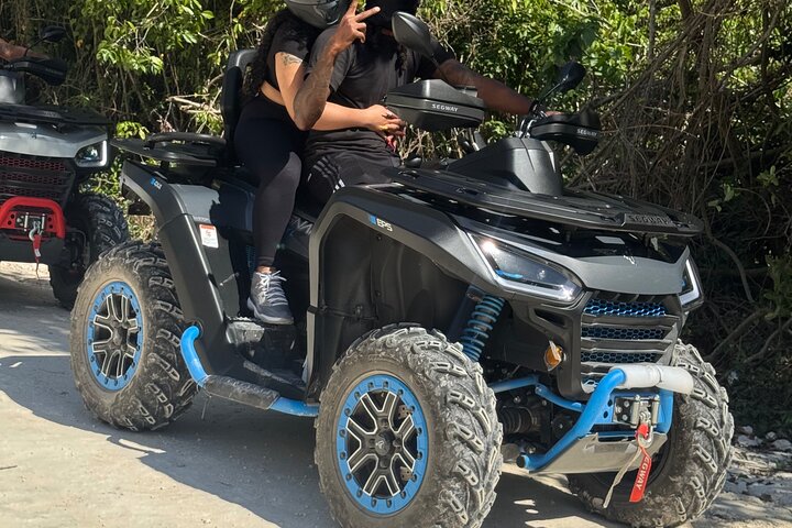 ATV-ryttere navigerer på mudrede junglestier med naturskønne jamaicanske bakker i baggrunden, foto 6 | wizardtrip