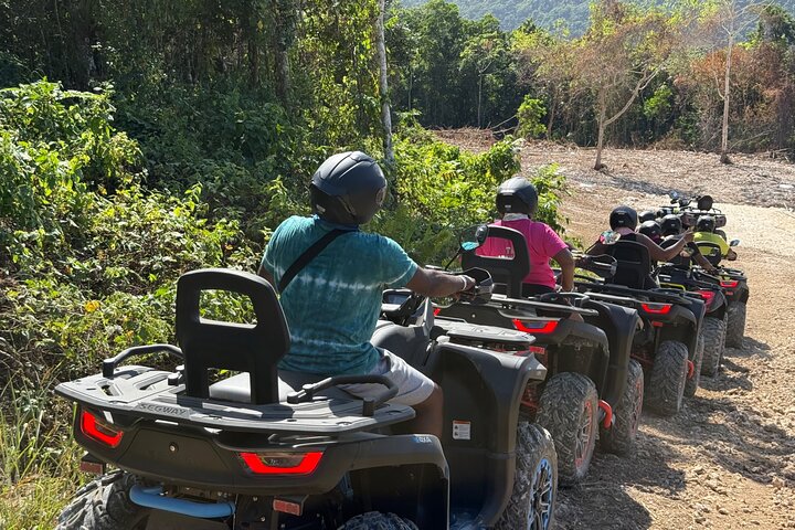 ATV-ryttere navigerer på mudrede junglestier med naturskønne jamaicanske bakker i baggrunden, foto 7 | wizardtrip