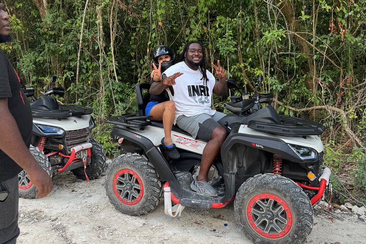 ATV-ryttere navigerer på mudrede junglestier med naturskønne jamaicanske bakker i baggrunden, foto 9 | wizardtrip