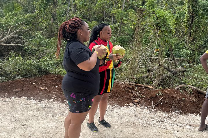 ATV-ryttere navigerer på mudrede junglestier med naturskønne jamaicanske bakker i baggrunden, foto 12 | wizardtrip