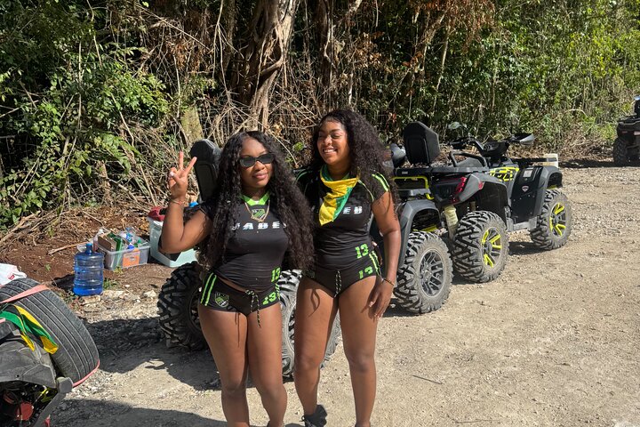 ATV-ryttere navigerer på mudrede junglestier med naturskønne jamaicanske bakker i baggrunden, foto 13 | wizardtrip