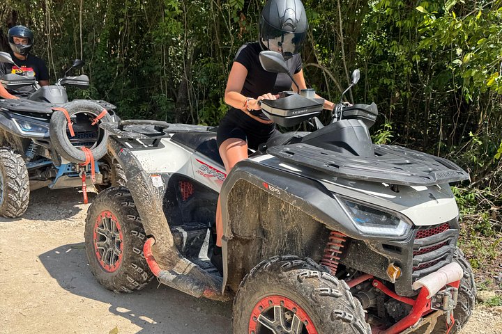 ATV-ryttere navigerer på mudrede junglestier med naturskønne jamaicanske bakker i baggrunden, foto 14 | wizardtrip