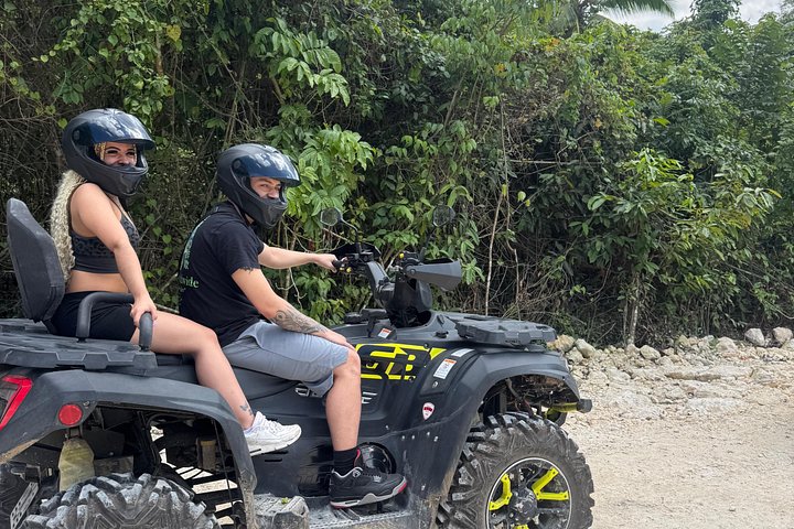 ATV-ryttere navigerer på mudrede junglestier med naturskønne jamaicanske bakker i baggrunden, foto 15 | wizardtrip