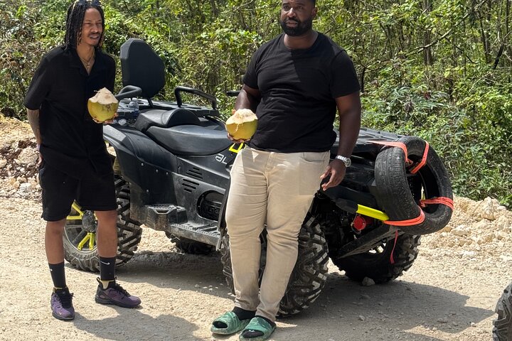 ATV-ryttere navigerer på mudrede junglestier med naturskønne jamaicanske bakker i baggrunden, foto 16 | wizardtrip