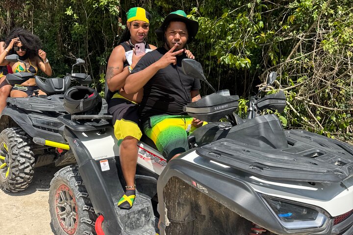 ATV-ryttere navigerer på mudrede junglestier med naturskønne jamaicanske bakker i baggrunden, foto 17 | wizardtrip