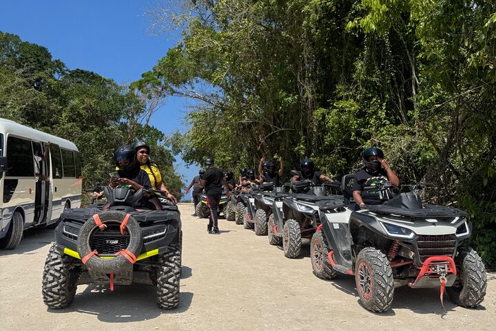 ATV-ryttere navigerer på mudrede junglestier med naturskønne jamaicanske bakker i baggrunden, foto 20 | wizardtrip