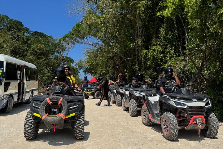 ATV-ryttere navigerer på mudrede junglestier med naturskønne jamaicanske bakker i baggrunden, foto 21 | wizardtrip