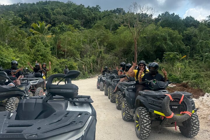 ATV-ryttere navigerer på mudrede junglestier med naturskønne jamaicanske bakker i baggrunden, foto 22 | wizardtrip