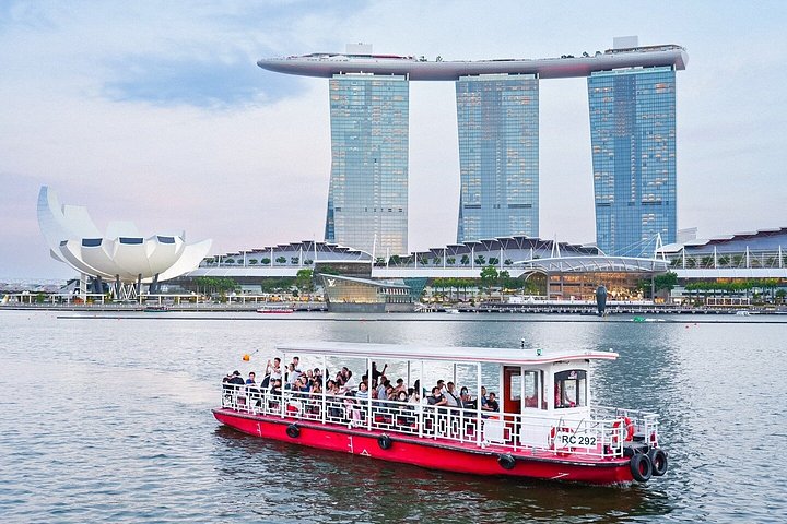 Singapore River cruise på natten med stadssilhuett och ljusshower, foto 7 | wizardtrip