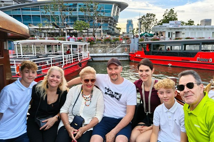 Singapore River cruise på natten med stadssilhuett och ljusshower, foto 8 | wizardtrip