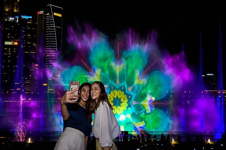 Singapore River cruise på natten med stadssilhuett och ljusshower, foto 11 | wizardtrip