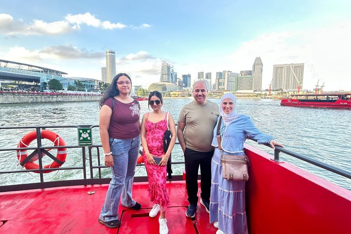 Singapore River cruise på natten med stadssilhuett och ljusshower, foto 12 | wizardtrip