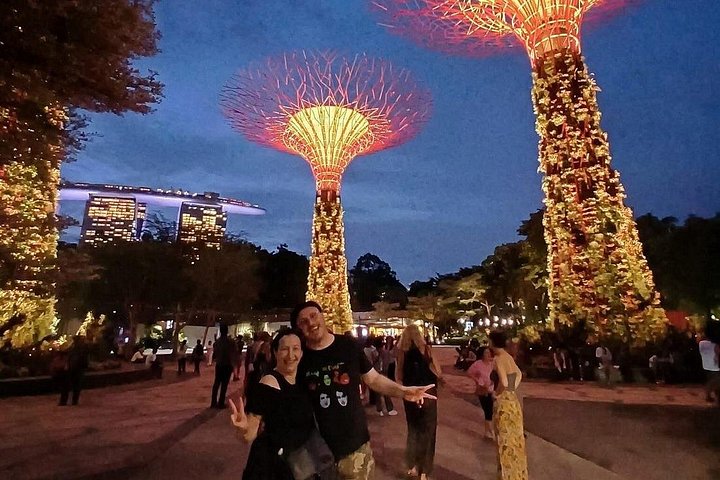 Singapore River cruise på natten med stadssilhuett och ljusshower, foto 14 | wizardtrip