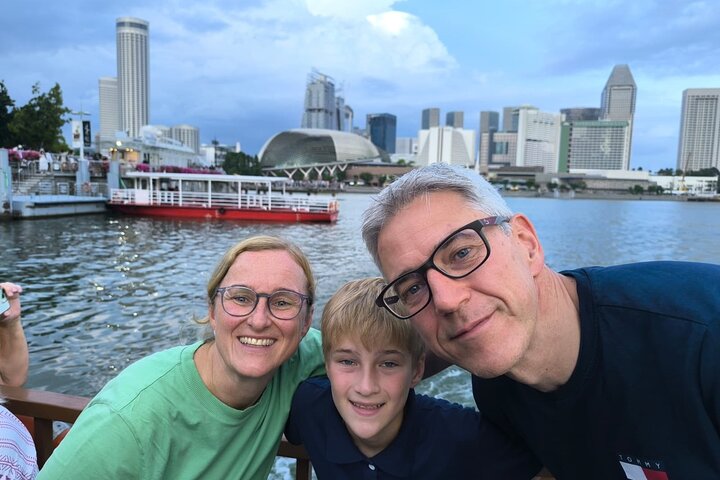 Singapore River cruise på natten med stadssilhuett och ljusshower, foto 15 | wizardtrip