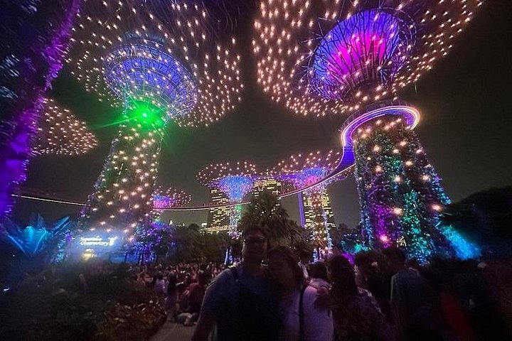 Singapore River cruise på natten med stadssilhuett och ljusshower, foto 18 | wizardtrip