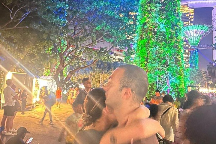 Singapore River cruise på natten med stadssilhuett och ljusshower, foto 23 | wizardtrip